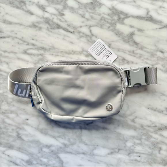 NWT lululemon Everywhere Belt Bag - silver/white - Picture 2 of 11